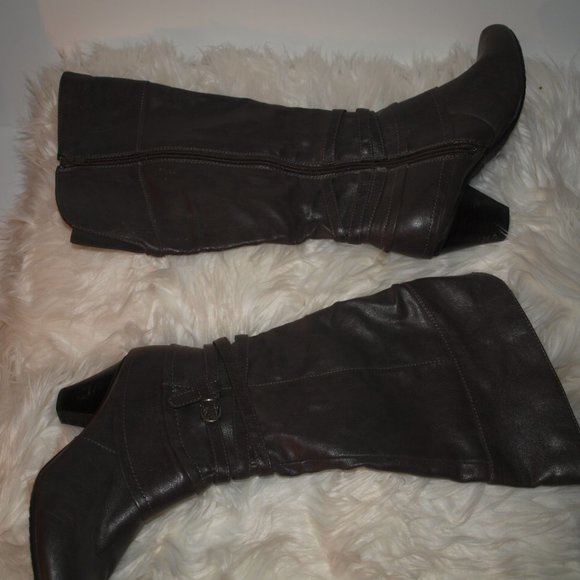 Grey medium length BARE TRAPS Boots - Picture 2 of 3